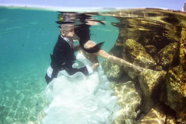 Novia y novio besándose bajo el agua —  Fotos de Stock