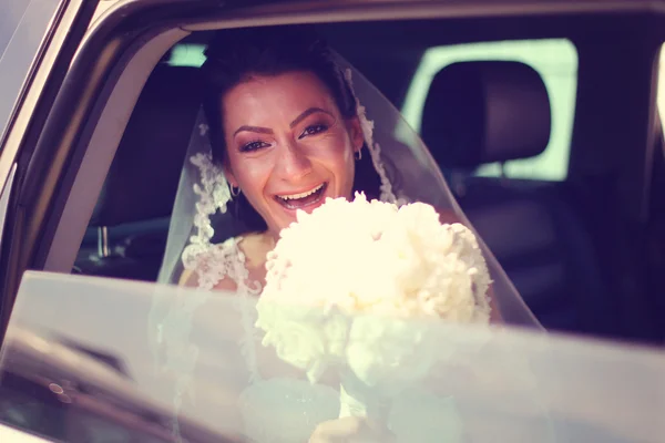 Mariée riant dans la voiture — Photo