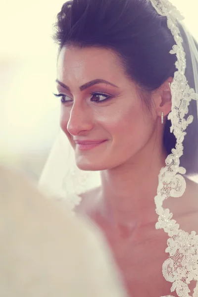 Retrato de una novia sonriendo — Foto de Stock