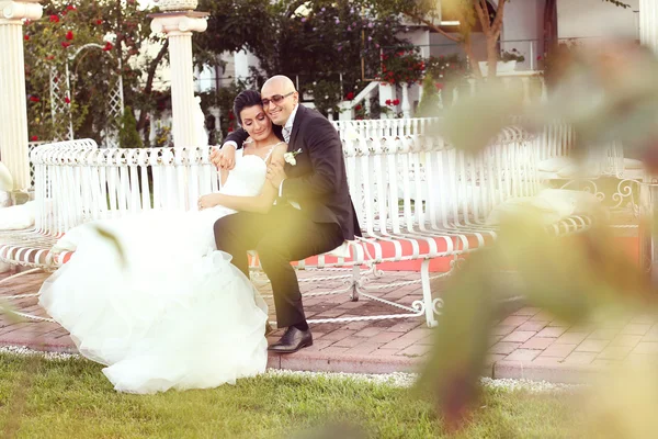 Noiva e noivo posando no jardim — Fotografia de Stock