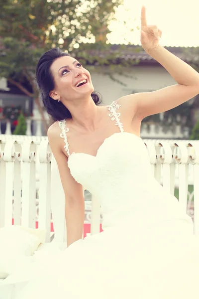 Novia posando en el jardín — Foto de Stock