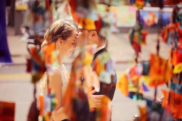 Groom kissing the bride — Stock Photo, Image