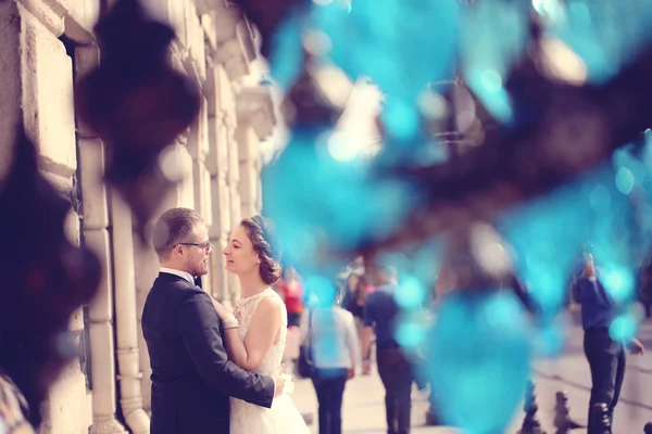 Bride and groom embracing in the city — Stock Photo, Image