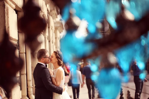 Bride and groom embracing in the city — Stock Photo, Image