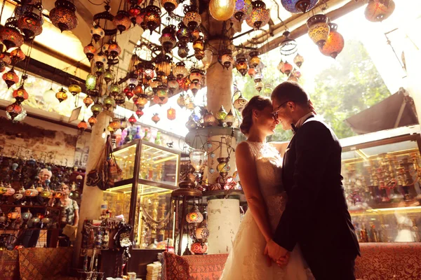 Bride and groom surrounded by traditional turkish lamps — Stock Photo, Image