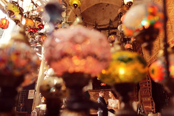 Noiva e noivo cercado por lâmpadas turcas tradicionais — Fotografia de Stock