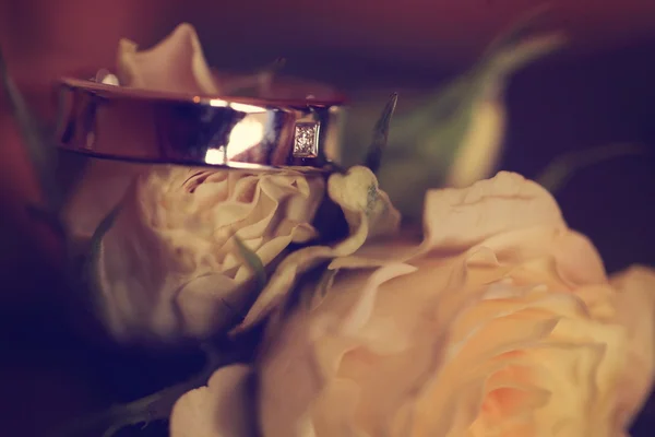 Wedding ring on roses — Stock Photo, Image