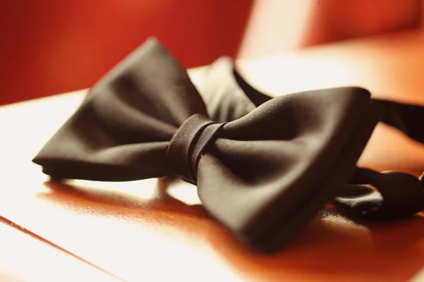 Чорна краватка на столі — стокове фото