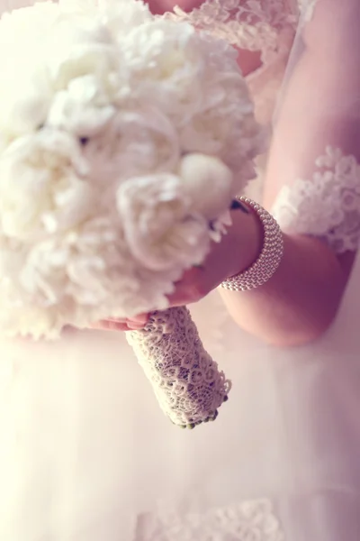Τα χέρια της νύφης φορώντας μαργαριτάρι βραχιόλι — Φωτογραφία Αρχείου