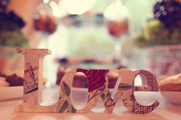 テーブルの上の愛の文字装飾 — ストック写真