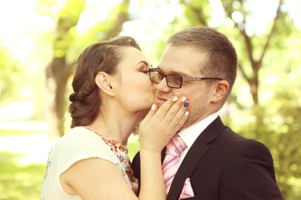 Couple célébrant dans le parc — Photo