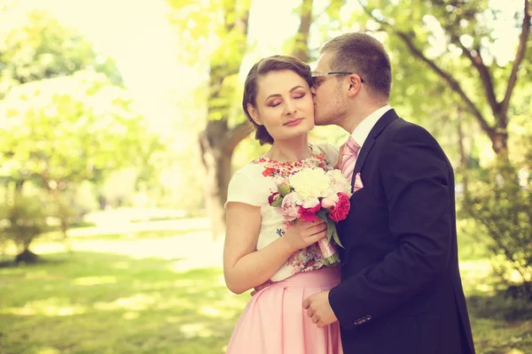 Couple celebrating in the park — Stock Photo, Image