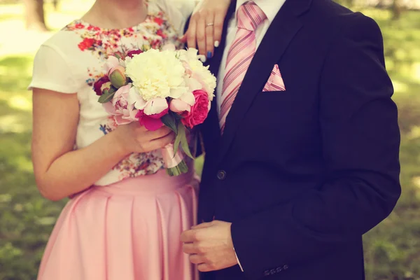 Bruid bedrijf mooi boeket, omarmen haar bruidegom — Stockfoto