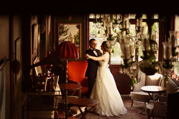 Жених и невеста танцуют в красивой комнате — стоковое фото