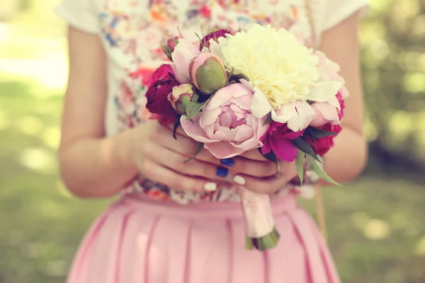 Güzel peonies buket tutan bir kadın elinde — Stok fotoğraf