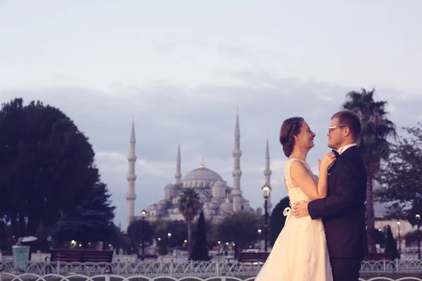 Bride and groom in Istanbul — Stock Photo, Image