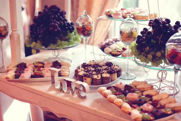 Liebesbriefe auf dem Tisch mit Süßigkeiten und Früchten — Stockfoto