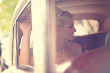 Güzel gelin arabada bekliyor