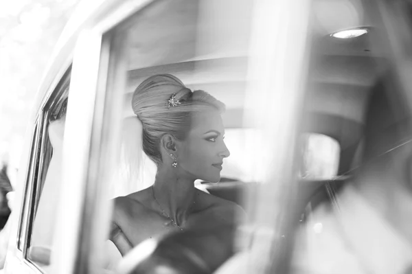 Bella sposa in attesa in macchina — Foto Stock