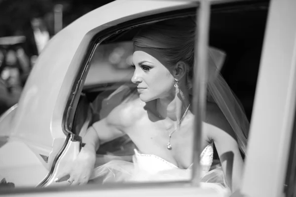 Várakozás az autóban, a gyönyörű menyasszony — Stock Fotó