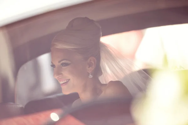 Várakozás az autóban, a gyönyörű menyasszony — Stock Fotó