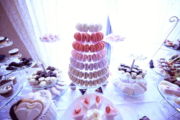 Mistura de deliciosos bolos na mesa — Fotografia de Stock