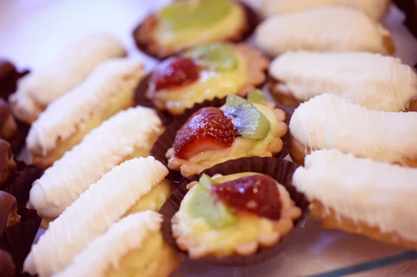 Mini tarts with kiwi and strawberry — Stock Photo, Image