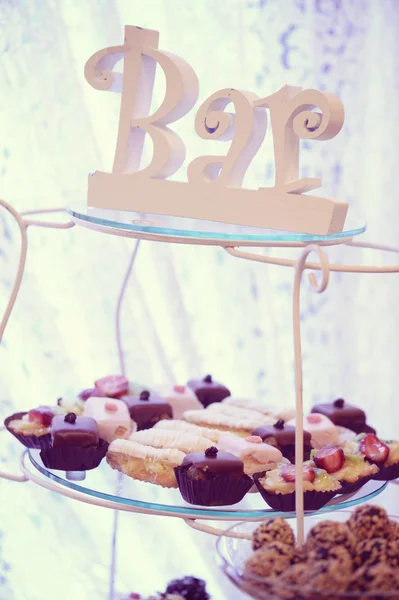 Шоколад и ваниль маленькие торты в Candy Bar — стоковое фото
