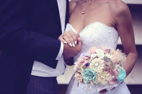 Hands of a bride and groom — Stock Photo, Image