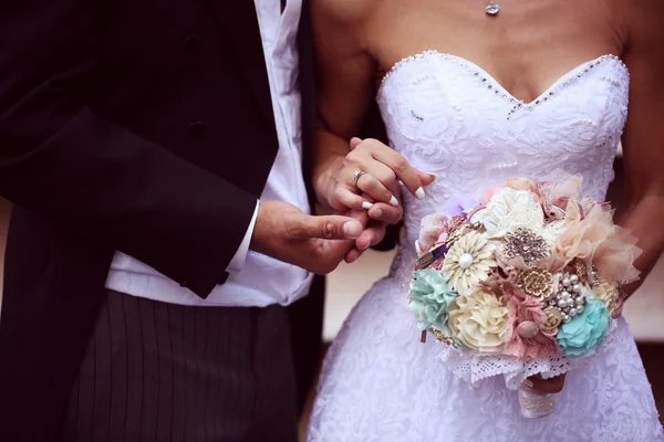 Mãos de uma noiva e noivo — Fotografia de Stock