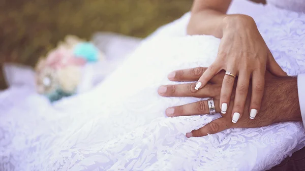Gelin ve damat nikah yüzükleri giymiş elinde — Stok fotoğraf