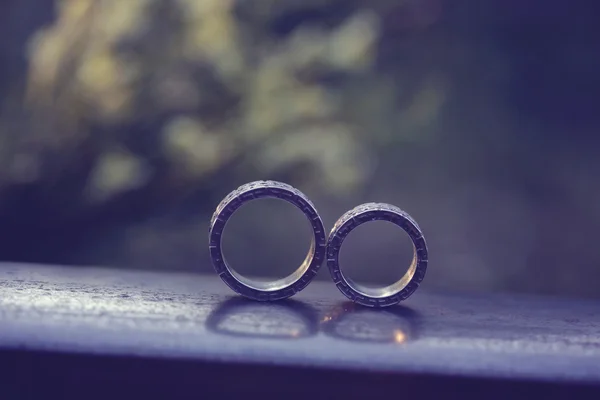 Belos anéis de casamento em madeira — Fotografia de Stock