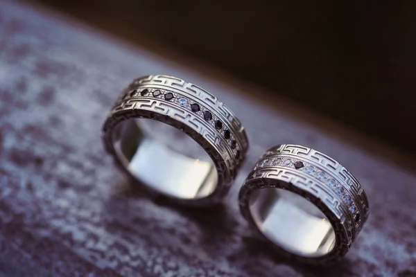 Beautiful wedding rings on wood — Stock Photo, Image