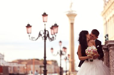 Gelin ve damat öpüşüyor.