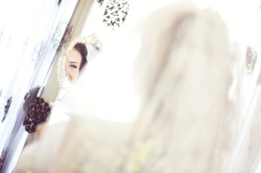 Bir gelin aynaya yüz