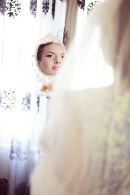 Bir gelin aynaya yüz