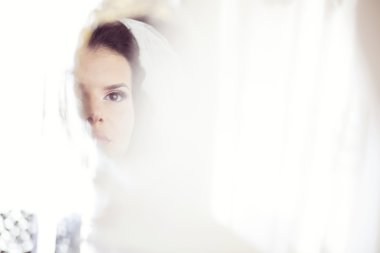 Bir gelin aynaya yüz