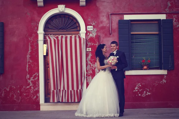 Bruid en bruidegom in Venetië — Stockfoto