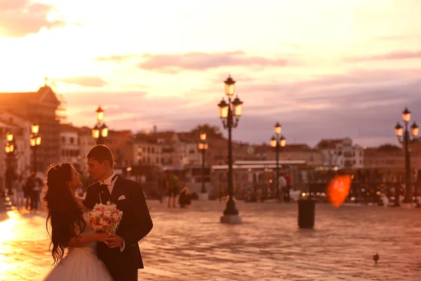 Bruid en bruidegom in de stad Venetië — Stockfoto