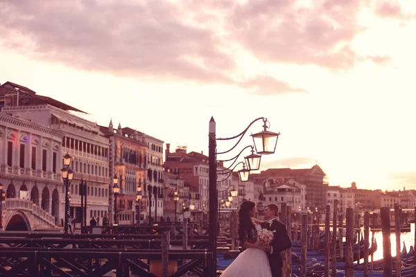 Νύφη και γαμπρός στην πόλη της Βενετίας — Φωτογραφία Αρχείου
