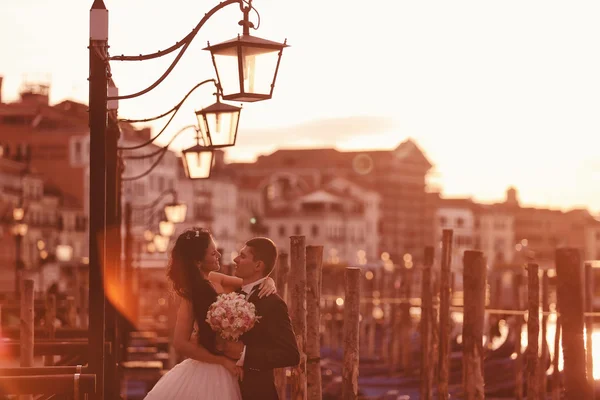 ヴェネツィアの街の新郎新婦 — ストック写真
