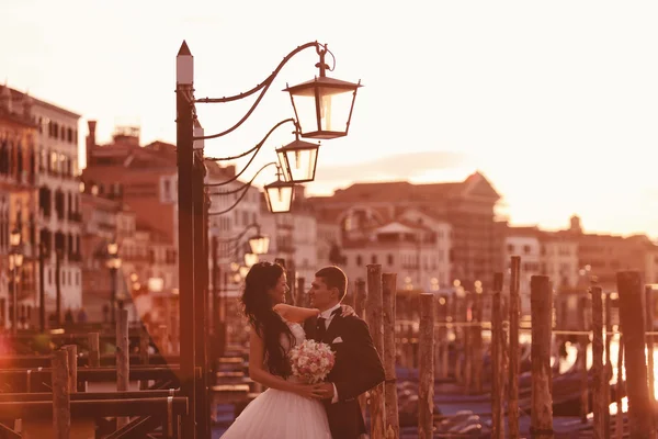 Bruden och brudgummen i staden Venedig — Stockfoto