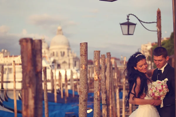 Bride and groom in Venice — Stock Photo, Image