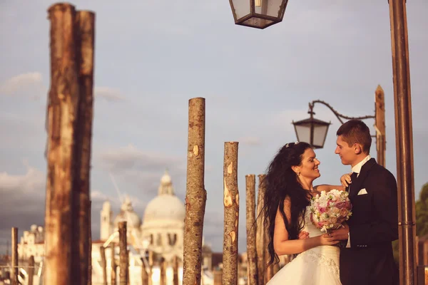 Braut und Bräutigam in Venedig — Stockfoto