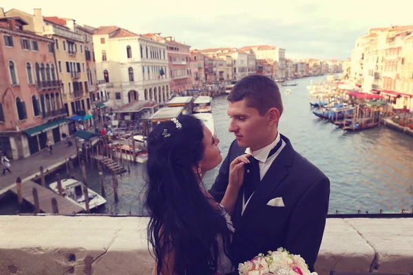 Braut und Bräutigam auf einer Brücke in Venedig — Stockfoto