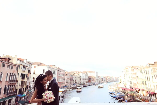 Bride and groom on a bridge in Venice — Stock Photo, Image