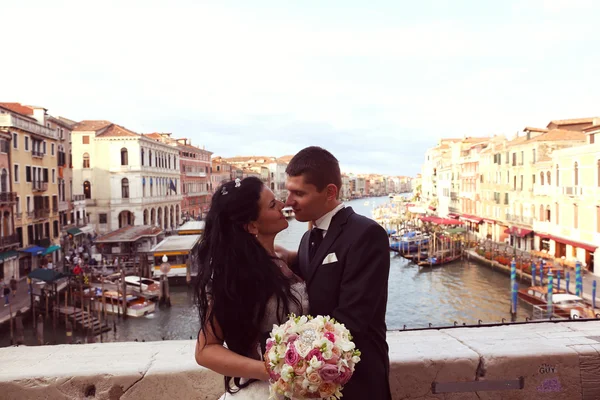 Braut und Bräutigam auf einer Brücke in Venedig — Stockfoto
