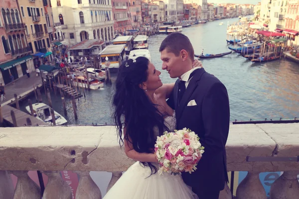 Bride and groom on a bridge in Venice — Stock Photo, Image