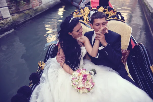 Bruid en bruidegom in Venetië, in een gondel — Stockfoto