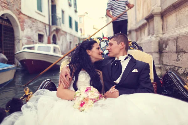 Bride and groom in Venice, in a gondola — Stock Photo, Image